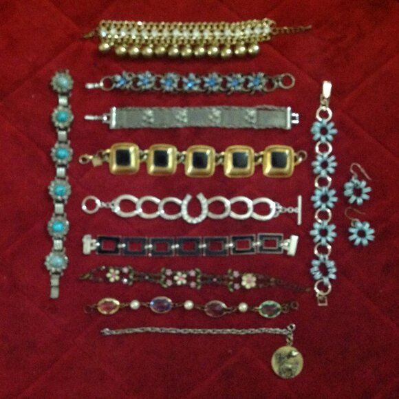 Lot of 11 Vintage Bracelets - Picture 1 of 6